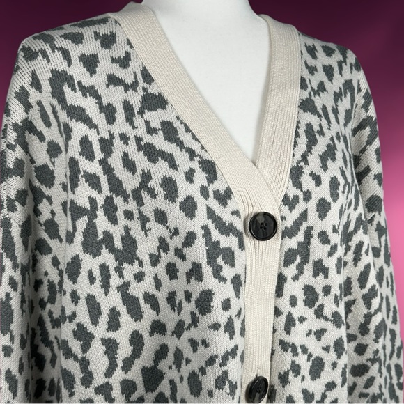 NWT LOFT Cropped Leopard Animal Knit V-Neck Cotton Gray Cream Button Cardigan XL - Picture 3 of 9